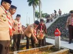 Ketua Kwarda Bengkulu, Hamka Sabri, para pengurus dan anggota pramuka Bengkulu, melakukan ziarah ke makam pahlawan Balai Buntar, Bengkulu dalam rangka memperingati Hari Pramuka ke-62 tahun 2023.(Foto/Ist)