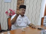 Zulhnedri I Kepala Bappeda Kabupaten Lebong, Zulhendri memberikan penjelasan upaya pemkab setempat menurunkan angka stunting di daerah ini ketika menerima kunjungan kerja Plt Kepala Perwakilan BKKBN Bengkulu, Iqbal Apriansyah, Rabu tanggal 2 Agustus lalu di ruang kerjanya.(Foto HB/Idris)