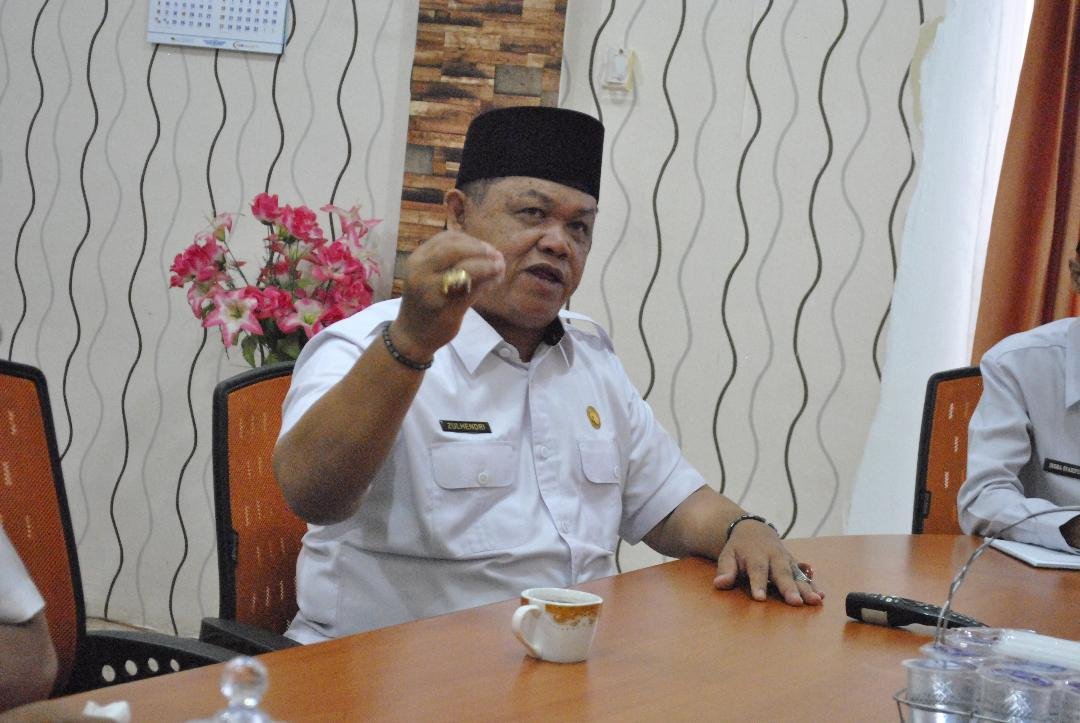 Zulhnedri I Kepala Bappeda Kabupaten Lebong, Zulhendri memberikan penjelasan upaya pemkab setempat menurunkan angka stunting di daerah ini ketika menerima kunjungan kerja Plt Kepala Perwakilan BKKBN Bengkulu, Iqbal Apriansyah, Rabu tanggal 2 Agustus lalu di ruang kerjanya.(Foto HB/Idris)