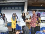 serahkan makanan tambahan Plt Kepala Perwakilan BKKBN Bengkulu, Iqbal Apriansyah menyerahkan bantuan makanan tambahan berupa telur dan susu kepada keluarga berisiko terpapar stunting di Kecamatan Lebong Sakti, Kabupaten Lebong. Acara penyerahan bantuan ini disaksikan anggota Komisi IX DPR-RI dapil Bengkulu, Elva Hartati.(Foto HB/Idris)