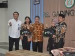 Alat Operasi KB Wakil Wali Kota Bengkulu, Dedy Wahyudi (paling kanan) foto bersama usia menyerahkan bantuan alat operasi KB Laparascoky kepada pihak Rumah Sakit Gading Medika Bengkulu.(Foto HB/Idris)