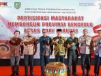 Hajar Serangan Fajar Pemilu 2024 Gubernur Bengkulu, Rohidin Mersyah foto bersama usai menghadiri acara Bimbangan Teknis (Bintek) Kapabilitas dan Masyarakat Anti Korupsi di Bengkulu.(Foto/Ist)