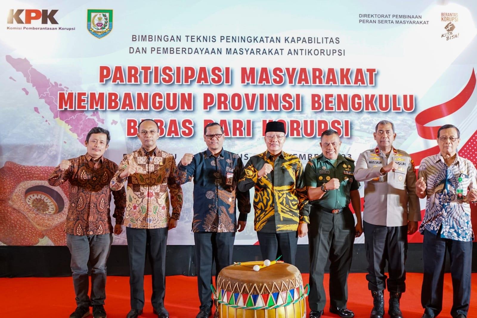 Hajar Serangan Fajar Pemilu 2024 Gubernur Bengkulu, Rohidin Mersyah foto bersama usai menghadiri acara Bimbangan Teknis (Bintek) Kapabilitas dan Masyarakat Anti Korupsi di Bengkulu.(Foto/Ist)