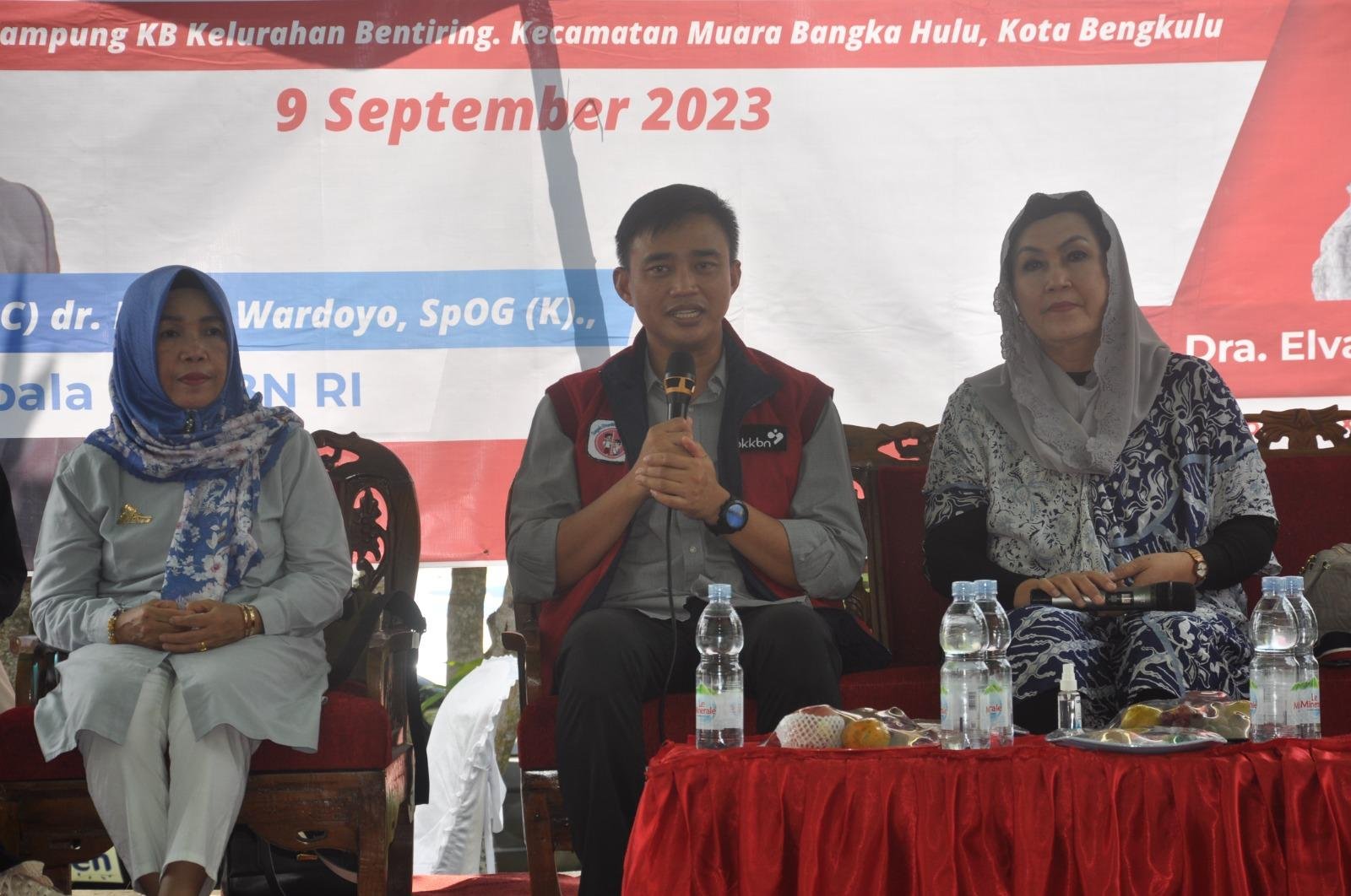 Plt BKKBN Bengkulu, Iqbal Apriansyah didampingi anggota DPR-RI dapil Bengkulu, Elva Hartati (paling kanan) dan Kepala DP3APPKB Kota Bengkulu, Dewi Dharma (kiri) saat menggelar kampanye stunting di Kota Bengkulu.(Foto/Ist)