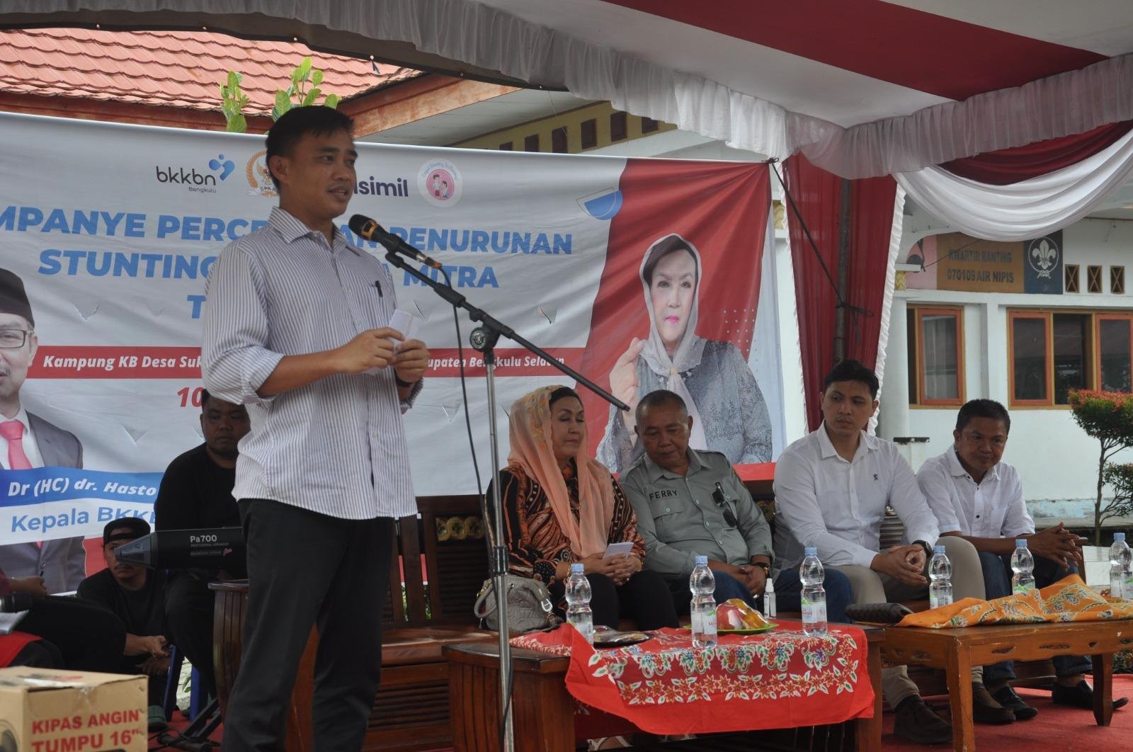 Plt Kepala BKKBN Bengkulu, Iqbal Apriansyah memberikan sambutan pada acara sosialisasi stunting di Kabupaten Bengkulu Selatan akhir pekan lalu. Acara ini dihadiri anggota Komisi IX DPR-RI dapil Bengkulu, Elva Hartati.(Foto HB/Idris)
