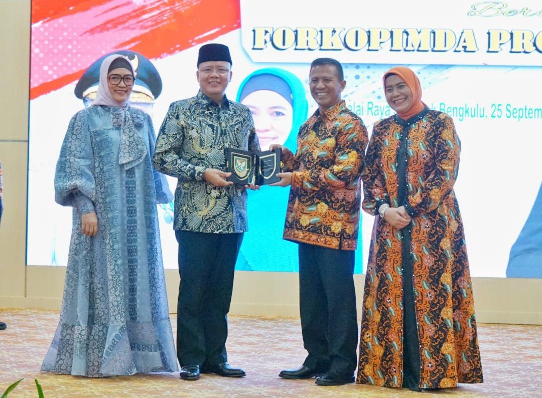 Gubernur Bengkulu, Rohidin Mersyah bertukar plakat dengan Pangdam II Sriwijaya Mayjen TNI Yanuar Adil pada acara silaturahmi menyambut kedatangkan Pangdam II Sriwijaya di Bengkulu, bertempat di Balai Semarak Bengkulu.(Foto/Ist)