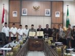 Gubernur Bengkulu, Rohidin Mersyah (lima dari kiri) dan Kepala Regional Office IV PT BTN foto bersama para pejabat Pemprov Bengkulu usai melakukan penandatanganan note kesepahaman (MoU) tentang peningkatan pelayanan jasa perbankan di Bengkulu.(Foto/Ist)