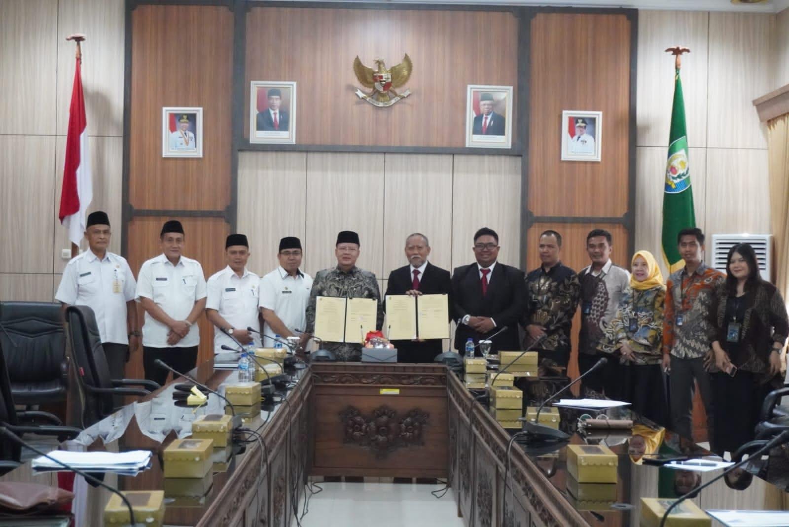 Gubernur Bengkulu, Rohidin Mersyah (lima dari kiri) dan Kepala Regional Office IV PT BTN foto bersama para pejabat Pemprov Bengkulu usai melakukan penandatanganan note kesepahaman (MoU) tentang peningkatan pelayanan jasa perbankan di Bengkulu.(Foto/Ist)