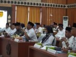 Presentasi SAKIP 2023 Sejumlah Kepala OPD dilingkup Pemprov Bengkulu tengah mendengarkan presentasi SAKIP 2023 Gubernur Bengkulu melalui virtual, bertempat di ruang pola Pemprov Bengkulu.(Foto/Ist)