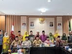 Rakor Yayasan AL Mutaqim Gubernur Bengkulu, Rohidin Mersyah dan Kanwil Kemenag Bengkulu, Muhammad Abdu foto bersama usai rakor penyelesaian kisruh di Yayasan Al Muttaqim.(Foto/Ist)