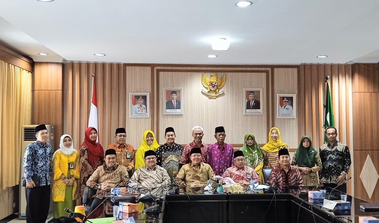 Gubernur Bengkulu, Rohidin Mersyah dan Kanwil Kemenag Bengkulu, Muhammad Abdu foto bersama usai rakor penyelesaian kisruh di Yayasan Al Muttaqim.(Foto/Ist)