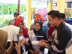 Plt Kepala BKKBN Bengkulu, Iqbal Apriansyah memberikan makanan bergizi kepada salah satu orang tua dari balita pada acara lauching Dashat di Kampung KB di Bengkulu.(Foto HB/Idris)