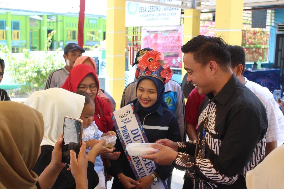 Plt Kepala BKKBN Bengkulu, Iqbal Apriansyah memberikan makanan bergizi kepada salah satu orang tua dari balita pada acara lauching Dashat di Kampung KB di Bengkulu.(Foto HB/Idris)
