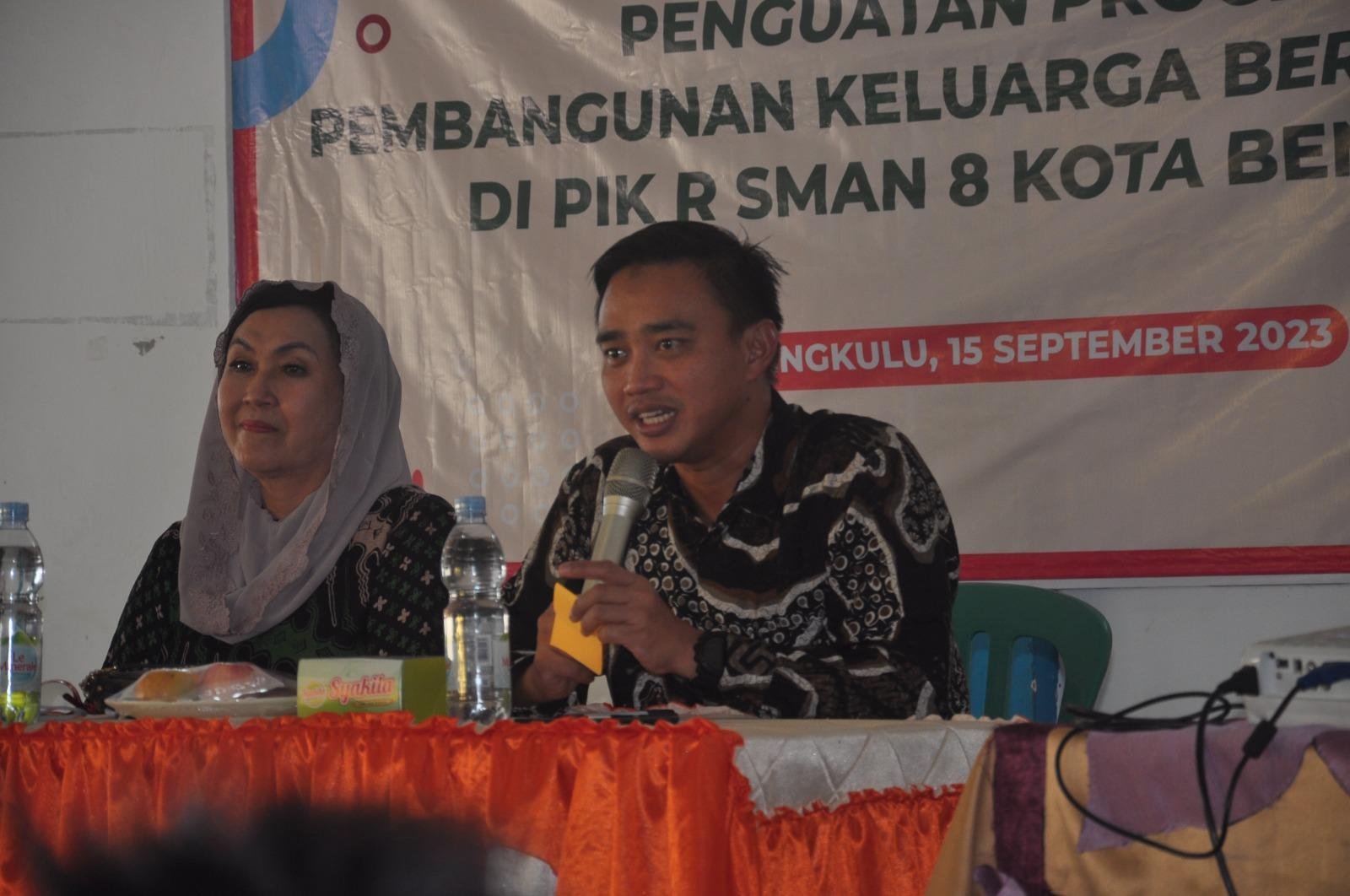Plt Kepala BKKBN Bengkulu, Iqbal Apriansyah didampingi anggota Komisi IX DPR-RI dapil Bengkulu, Elv Hartati saat mengunjungi SMAN 8 Kota Bengkulu dan sekaligus menjelaskan tentang kesehatan produksi (Kespro) bagi kalangan remaja.(Foto HB/Idris)