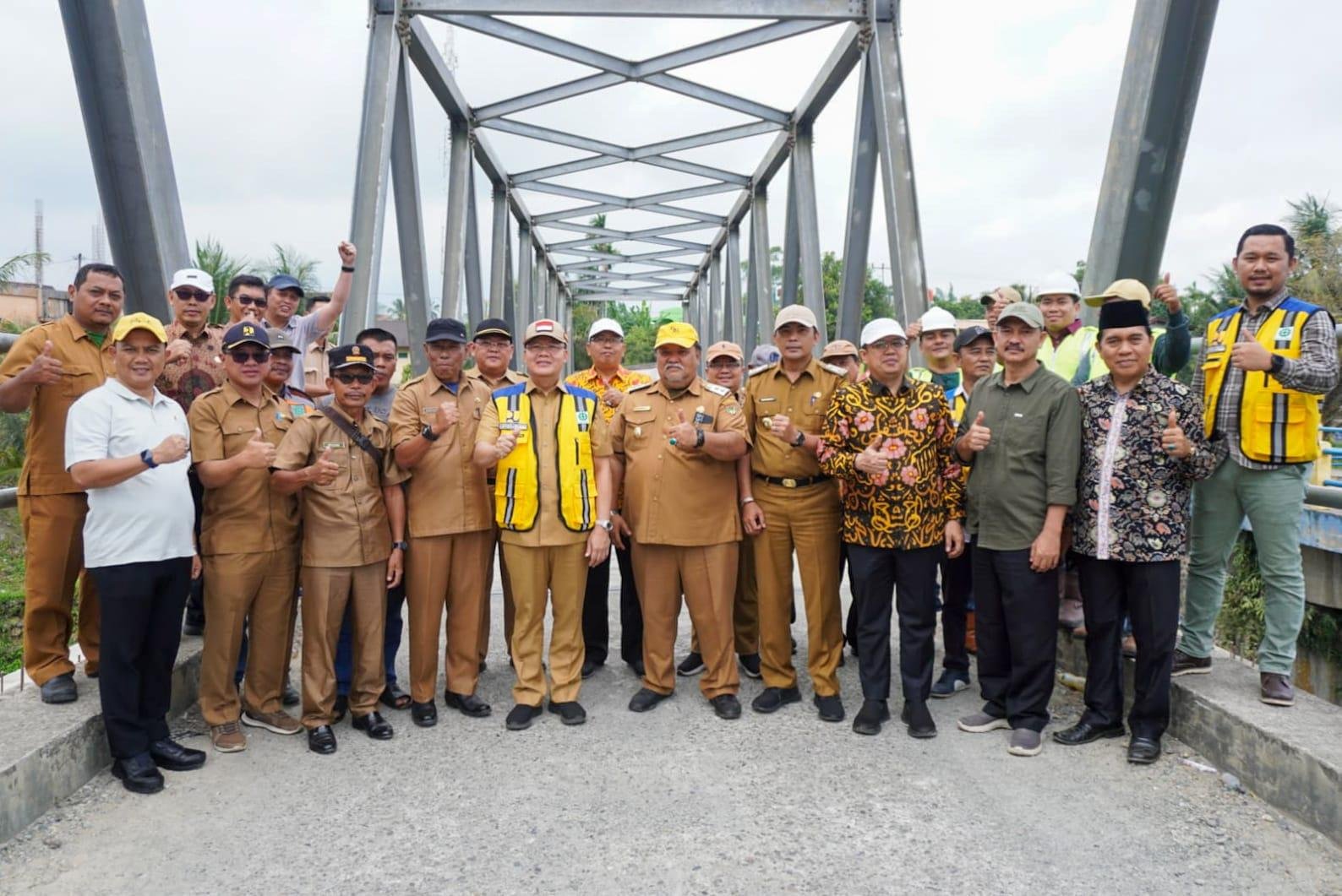 Tinjau jembatan Air nipis Gubernur Bengkulu, Rohidin Mersyah bersama Wabup Bengkulu Selatan, Rivai Tajuddin dan beberapa Kepala OPD dilingkup Pemprov Bengkulu foto bersama usai meninjau jembatan Air Nipis.(Foto/Ist)