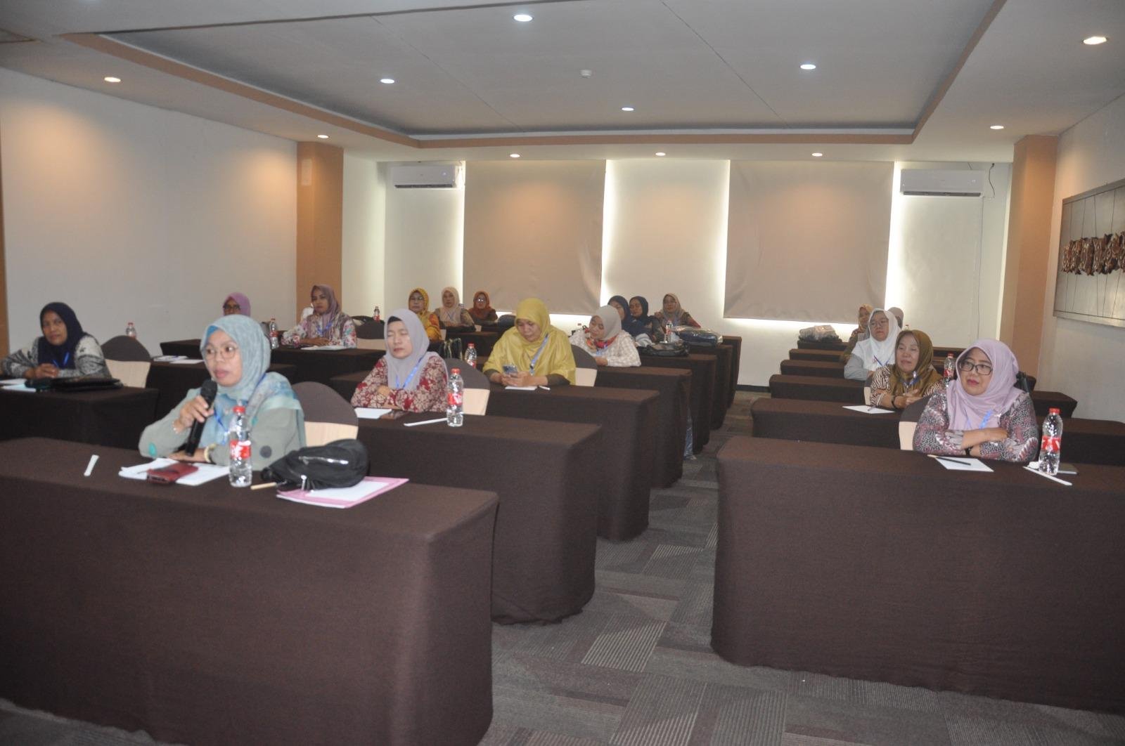 bidan uji kompetensi pasang alat KB Puluhan bidan dari 10 kabupaten dan kota mengikuti uji kompetensi kemampuan dan keterampilan dalam pemasangan alat kontrasepsi dan obat bagi peserta keluarga berencana (KB) di daerah ini.(Foto HB/Idris)