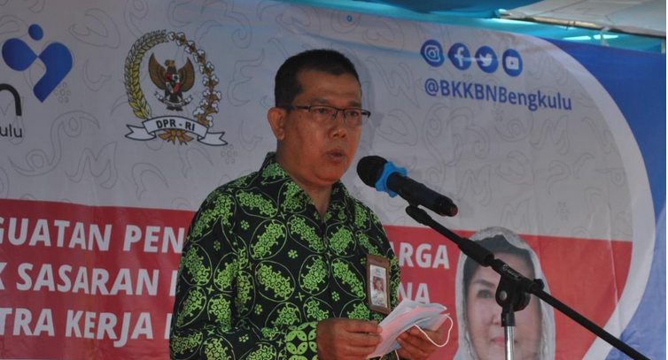 sosialiasasi kespro Ketua Kelompok Kerja (Pokja) 8, BKKBN Bengkulu, Zainin saat memberikan sambutan pada acara sosialisasi kesehatan produksi (Kespro) di Kota Bengkulu.(Foto HB/Idris)