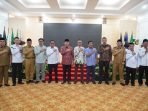 Audensi KPU Provinsi Bengkulu Gubernur Bengkulu, Rohidin Mersyah didampingi beberapa Kepala OPD dilingkup Pemprov Bengkulu foto bersama dengan anggota KPU Provinsi Bengkulu usai membahas anggaran pilkada 2024 di Balai Raya Semarak, Bengkulu, awal pekan ini.(Foto/Ist)