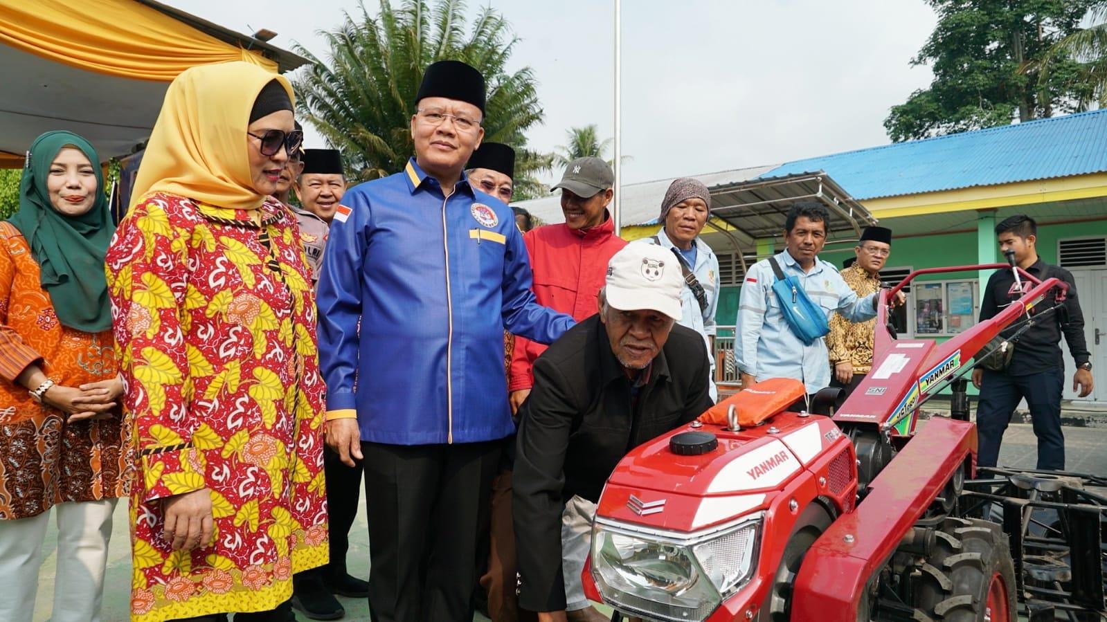 Bantuan Alsintan ke Poktan Lebong Gubernur Rohidin Mersyah disaksikan Ketua TP PKK Provinsi Bengkulu, Derta Rohidin dan Plt Kepala Dinas TPHP Bengkulu, Rosmala Dewi menyaksikan seorang petani mencoba menghidupkan handraktor bantuan dari Pemprov Bengkulu, usai penyerahan alsintan kepada sejumlah kelompok tani di Kabupaten Lebong, akhir pekan lalu.(Foto/Ist)