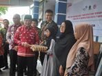 Wakil Gubernur Bengkulu, Rosjonsyah menyerahkan bantuan telur kepada salah seorang warga Kabupatn Rejang Lebong saat melakukan roadshow sosialisasi kampanye penurunan stunting di daerah ini.(Foto HB/Idris)
