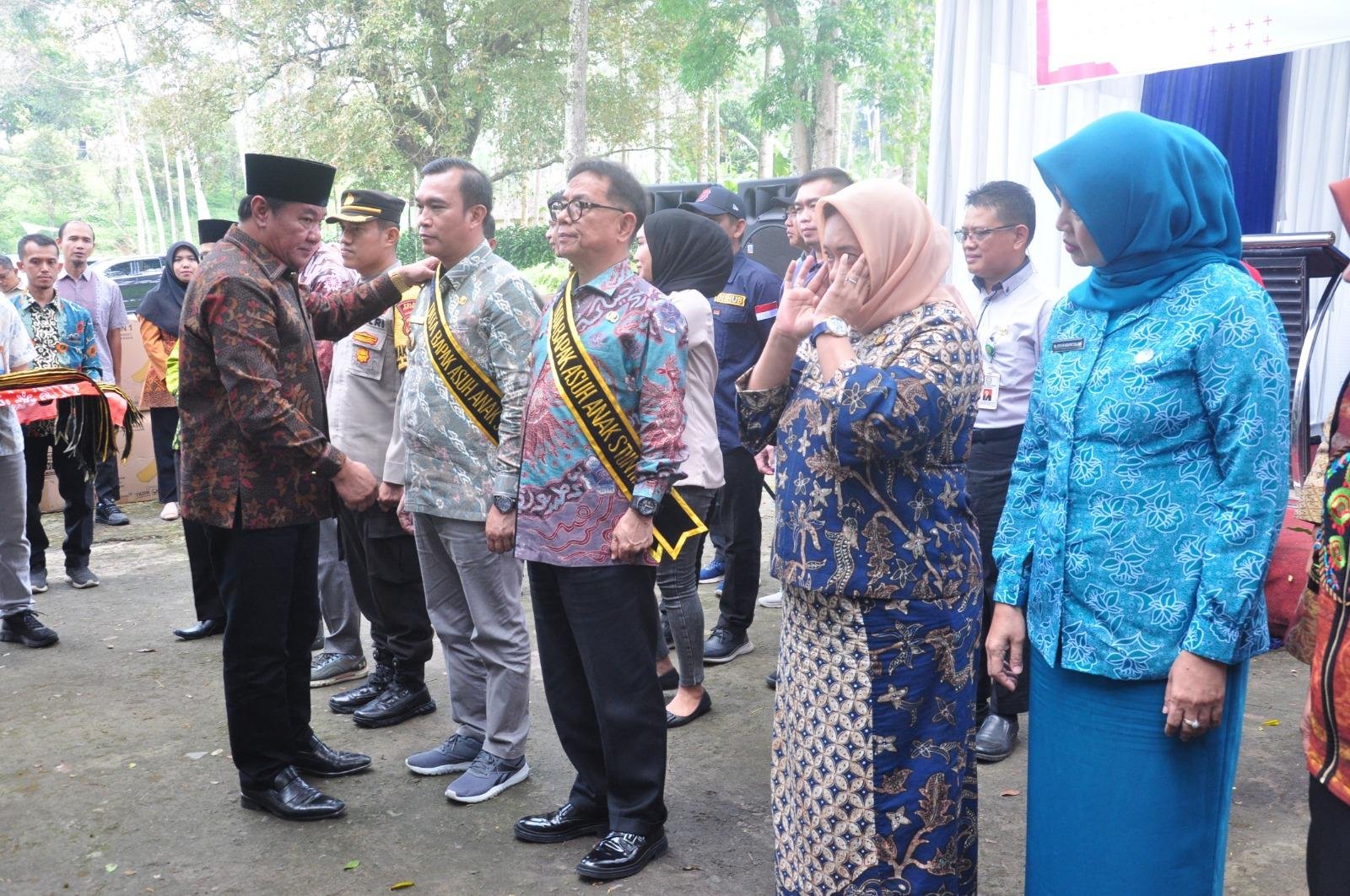 Bpk Angkat Stunting di Kepahiang Wakil Gubernur Bengkulu, Rosjonsyah memasangkan selendang kepada Wakil Bupati Kepahiang, Suardi Nata sebagai bapak angkat bapak asuh anak stunting di daerah ini.(Foto HB/Idris)