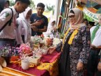 Bunda Literasi Derta Rohidin Bunda Literasi Provinsi Bengkulu, Derta Rohidin meninjau pameren hasil kreativitas para pelajar SMAN I Seluma, saat menghadari acara puncak HUT SMAN tersebut, pekan ini(Foto/Ist)