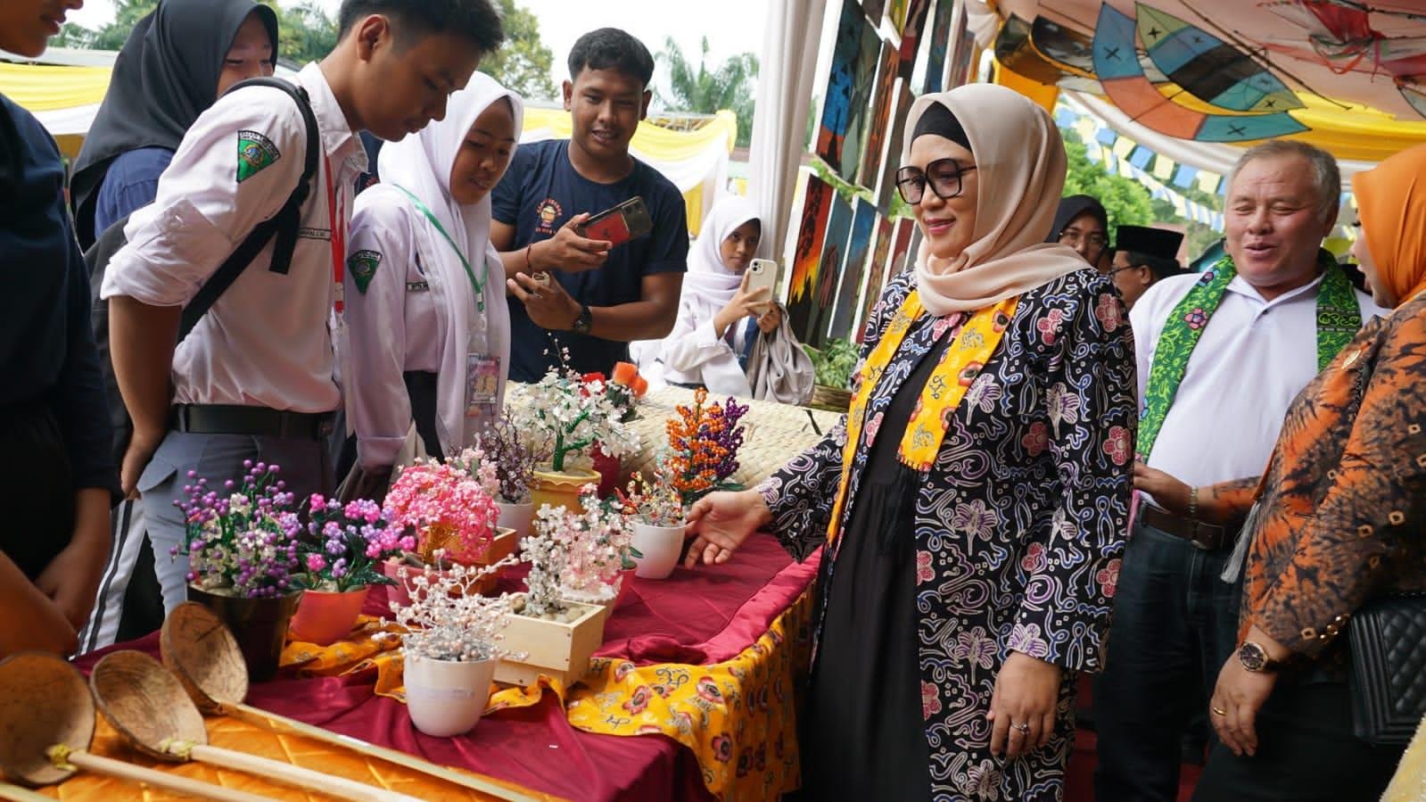 Bunda Literasi Derta Rohidin Bunda Literasi Provinsi Bengkulu, Derta Rohidin meninjau pameren hasil kreativitas para pelajar SMAN I Seluma, saat menghadari acara puncak HUT SMAN tersebut, pekan ini(Foto/Ist)