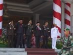 Defile TNI Gubernur Bengkulu, Rohidin Mersyah bersama Danrem 041 Gamas Bengkulu, Brigjen TNI Rachmad Zulkarnaen, Kapolda Bengkulu, Irjen Pol Armed Wijaya, Danlanal Bengkulu dan Ketua DPRD Provinsi Bengkulu, Iksan Fahji memberikan hormat saat defile parede HUT TNI ke-78 tahun 2023 di lapangan Balai Raya Semarak Bengkulu.(Foto/Ist)