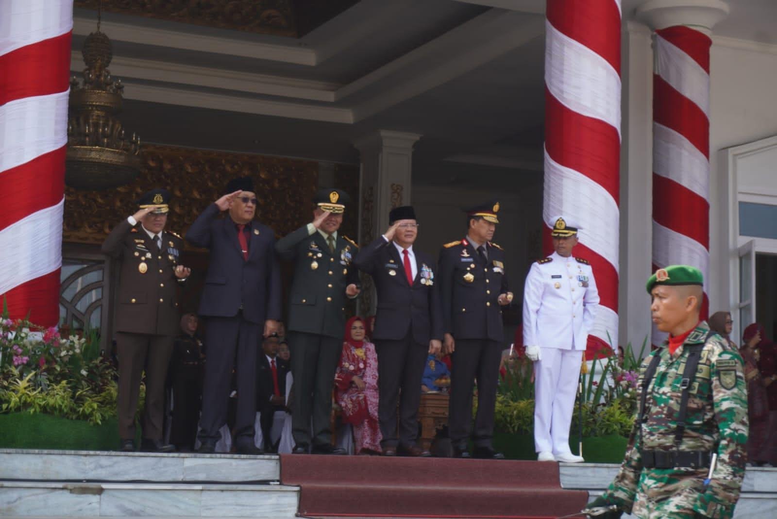 Defile TNI Gubernur Bengkulu, Rohidin Mersyah bersama Danrem 041 Gamas Bengkulu, Brigjen TNI Rachmad Zulkarnaen, Kapolda Bengkulu, Irjen Pol Armed Wijaya, Danlanal Bengkulu dan Ketua DPRD Provinsi Bengkulu, Iksan Fahji memberikan hormat saat defile parede HUT TNI ke-78 tahun 2023 di lapangan Balai Raya Semarak Bengkulu.(Foto/Ist)