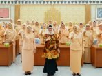 Derta Rohifin Dharma Wanita Ketua Penasehat Dharma Wanita Persatuan Provinsi Bengkulu, Derta Rohidin foto bersama usai menyaksikan serahterima jabatan (Sertijab) Ketua Dharma Wanita Provinsi Bengkulu, pekan ini.(Foto/Ist)