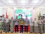 Gubernur Bengkulu, Rohidin Mersyah foto bersama Pengurus IPPT Pusat dsn Provinsi Bengkulu, usai menggelar acara HUT IPPAT Tahun 2023 di Balai Raya Semarak, Kota Bengkulu.(Foto/Ist)