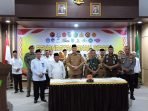 Kepala Kanwil Kemenag Provinsi Bengkulu, Muhammad Abdu (paling kiri) dan Sekdaprov Bengkulu, Isnan Fajri (ketiga dari kiri) foto bersama usai menggelar ikras tandatangan bersama pencegahan radikalisme, terorisme dan intoleransi di Provinsi Bengkulu. Acara ini berlangsung di Kantor Kanwil Kemenag setempat.(Foto/Ist)