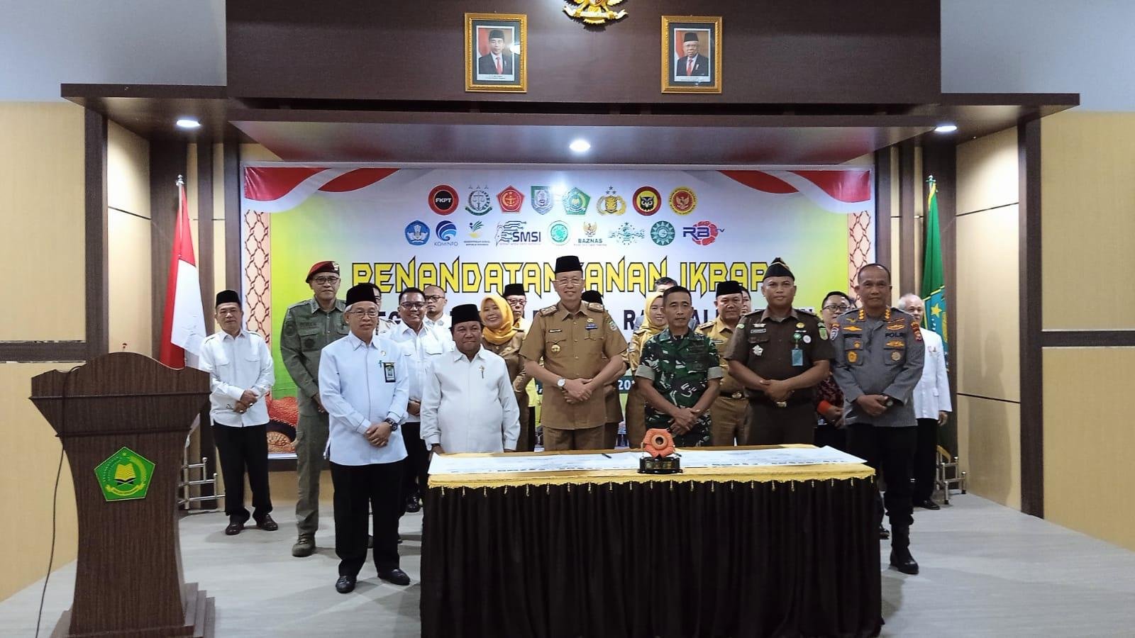 Ikrar cegah radikalisme Kepala Kanwil Kemenag Provinsi Bengkulu, Muhammad Abdu (paling kiri) dan Sekdaprov Bengkulu, Isnan Fajri (ketiga dari kiri) foto bersama usai menggelar ikras tandatangan bersama pencegahan radikalisme, terorisme dan intoleransi di Provinsi Bengkulu. Acara ini berlangsung di Kantor Kanwil Kemenag setempat.(Foto/Ist)