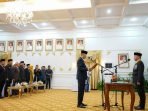 Gubernur Bengkulu, Rohidin Mersyah melantik Isnan Fajri menjadi Sekdaprov Bengkulu menggnatikan Hamka Sabti karena pensiun bertempat di Balai Semarak Bengkulu. Isnan sebelum menjabat sebagai Kepala DPKAD Provinsi Bengkulu.(Foto/Ist)