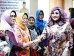 Ketua BKOW Bengkulu, Anita Rosjosnyah menyalami para peserta sosialisasi peran perempuan dalam penerapan pola asuh anak dan remaja di era digital.(Foto/Ist)