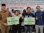 Literasi Inklusi Keuangan Daerah Sekdaprov Bengkulu, Isnan Fajri foto bersama para peserta sosialisasi Capacity Building Literasi dan Inklusi Keuangan untuk Tim Percepatan Akses Keuangan Daerah (TPAKD) kabupaten dan kota se-Provinsi Bengkulu.(Foto/Ist)