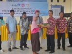 Makanan Tambahan Stunting Sekretaris BKKBN Bengkulu, Nesianto disaksikan anggota Komisi IX DPR-RI dapil Bengkulu, Elva Hartati menyerahkan bantuan makanan tambahan bergizi tinggi kepada salah seorang ibu di Kabupaten Mukomuko pada acara sosisalisasi stunting di daerah ini.(Foto HB/Idris)
