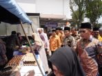 Penjabat Sekdaprov Bengkulu, Nandar Munadi meninjau kegiatan pasar murah terintegrasi yang digelar PWRI Bengkulu, di halaman Kantpr PT Pos Bengkulu, untuk membantu masyarakat dalam mendapatkan bahan pangan dengan harga terjangkau.(Foto/Ist)