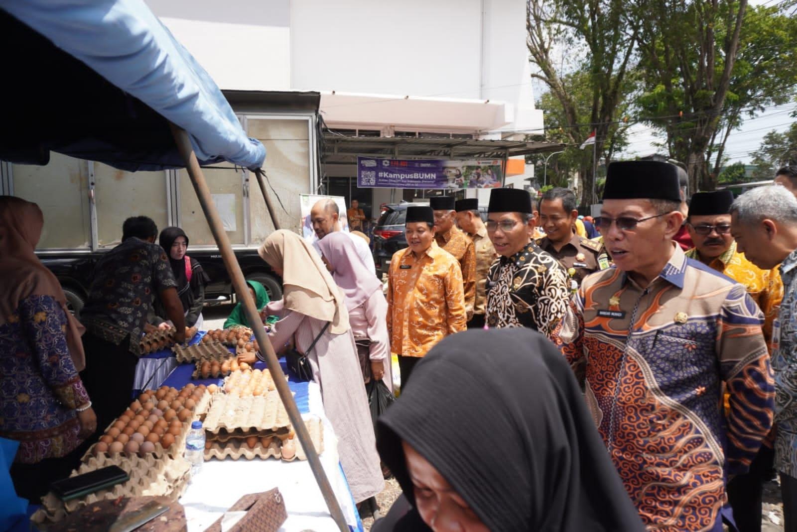 Penjabat Sekdaprov Bengkulu, Nandar Munadi meninjau kegiatan pasar murah terintegrasi yang digelar PWRI Bengkulu, di halaman Kantpr PT Pos Bengkulu, untuk membantu masyarakat dalam mendapatkan bahan pangan dengan harga terjangkau.(Foto/Ist)