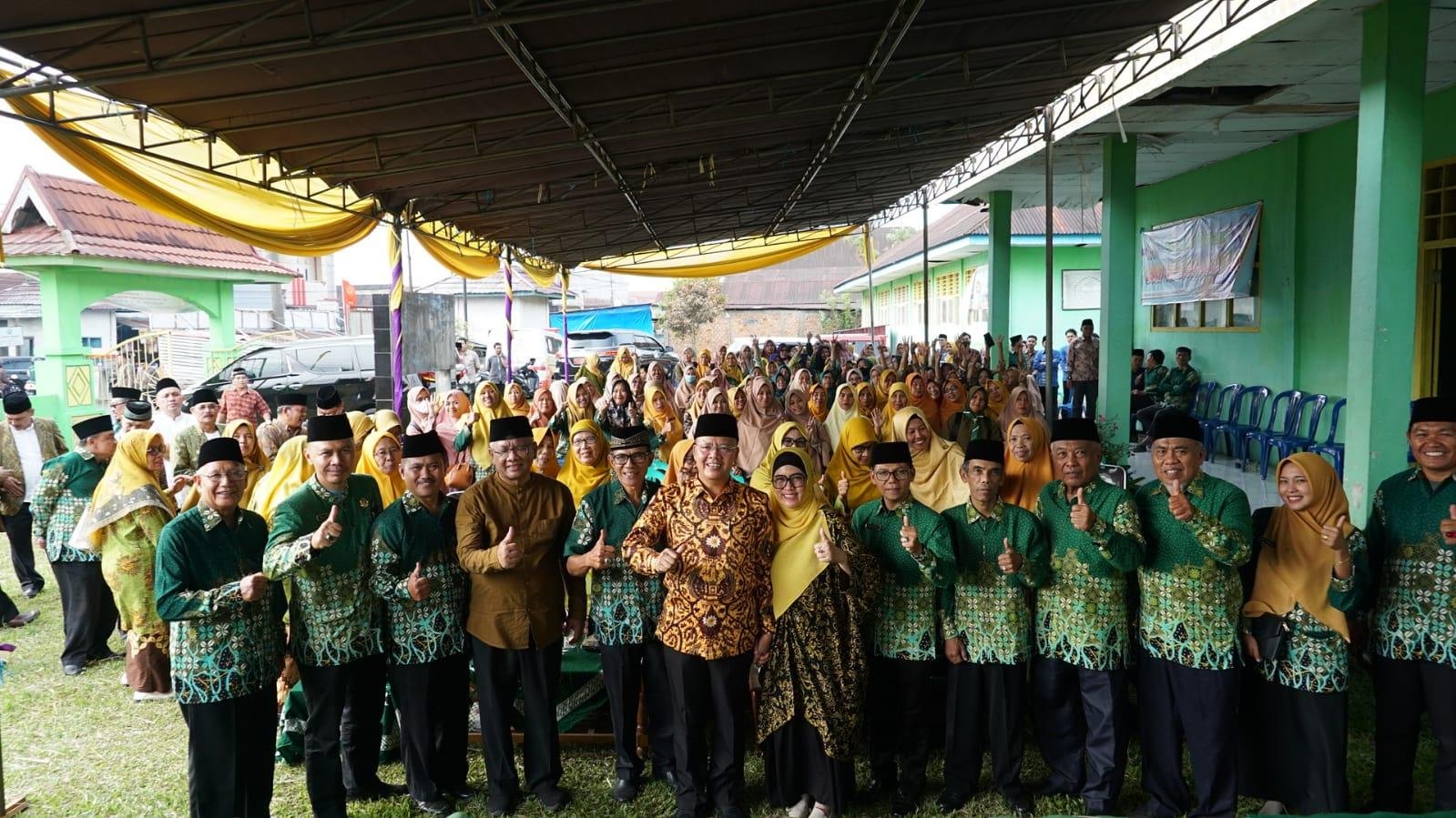 Gubernur Bengkulu, Rohidin Mersyah dan Ketua TP PKK Provinsi Bengkulu, Derta Rohidin foto bersama usai menghadiri pelantikan Pengurus Daerah Muhammadiyah (PDM) Kabupaten Kepahiang dan Rejang Lebong.(Foto/Ist)