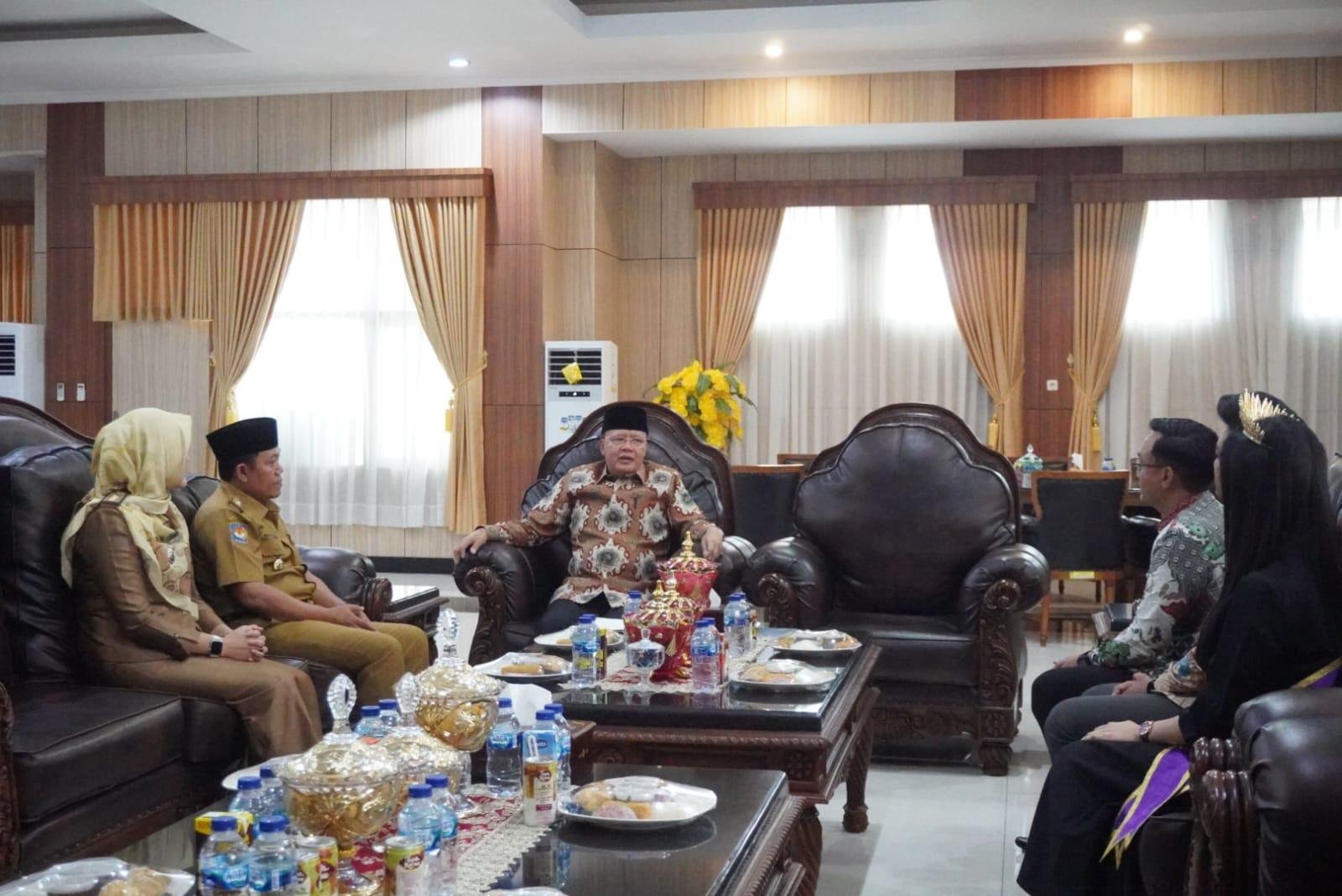 Direktur Putra-Putri Budaya Nasional, Reko dan rombongan melakukan audensi dengan Gubernur Bengkulu, Rohidin Mersyah melaporkan Provinsi Bengkluu menjadi tuan rumah pemilihan putra putri budaya tahun 2023.(Foto/Ist)