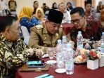 Deputi BKKBN Pusat, Novian Andusti dan Wagub Bengkulu, Rosjonsyah saat menghadiri acara Riview Program Bangga Kencana dalam upaya penurunan kasus stunting di Bengkulu.(Foto/Ist)
