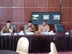 RTRW Kepahiang Asisten II Pemprov Bengkulu, RA Deni (tengah) didampingi Kadis PUPR Bengkulu, Tejo Suroso (kanan) dan Kabid Tata Ruang, Dinas PUPR, Hary saat rapat membahas Raperda tetang RTRW Kabupaten Kepahiang.(Foto/Ist)