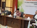 Gubernur Bengkulu, Rohidin Mersyah didampingi dewan komisaris menggelar rapat umum pemengang saham (RUPS) luar biasa menetapkan Beni Harjono sebagai direktur utama dan Iswahyudi sebagai direktur bisnis Bank Bengkulu. Rapat RUPS ini berlangsung di kantor Pusat Bank Bengkulu dihadiri para bupati dan wali kota se-Bengkulu sebagai pemegang saham.(Foto/Ist)