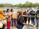 Tim emak-emak mensosialisasikan calon DPR-RI dapil Bengkulu, Rio Capella kepada para nelayan Kampung Bahari, Pulau Baai, Kota Bengkulu, Dalam kesempatan tersebut emak-emak selain bagikan nasik kotak juga bagikan botol air minum kepada nelayan setempat.(Foto/Ist)