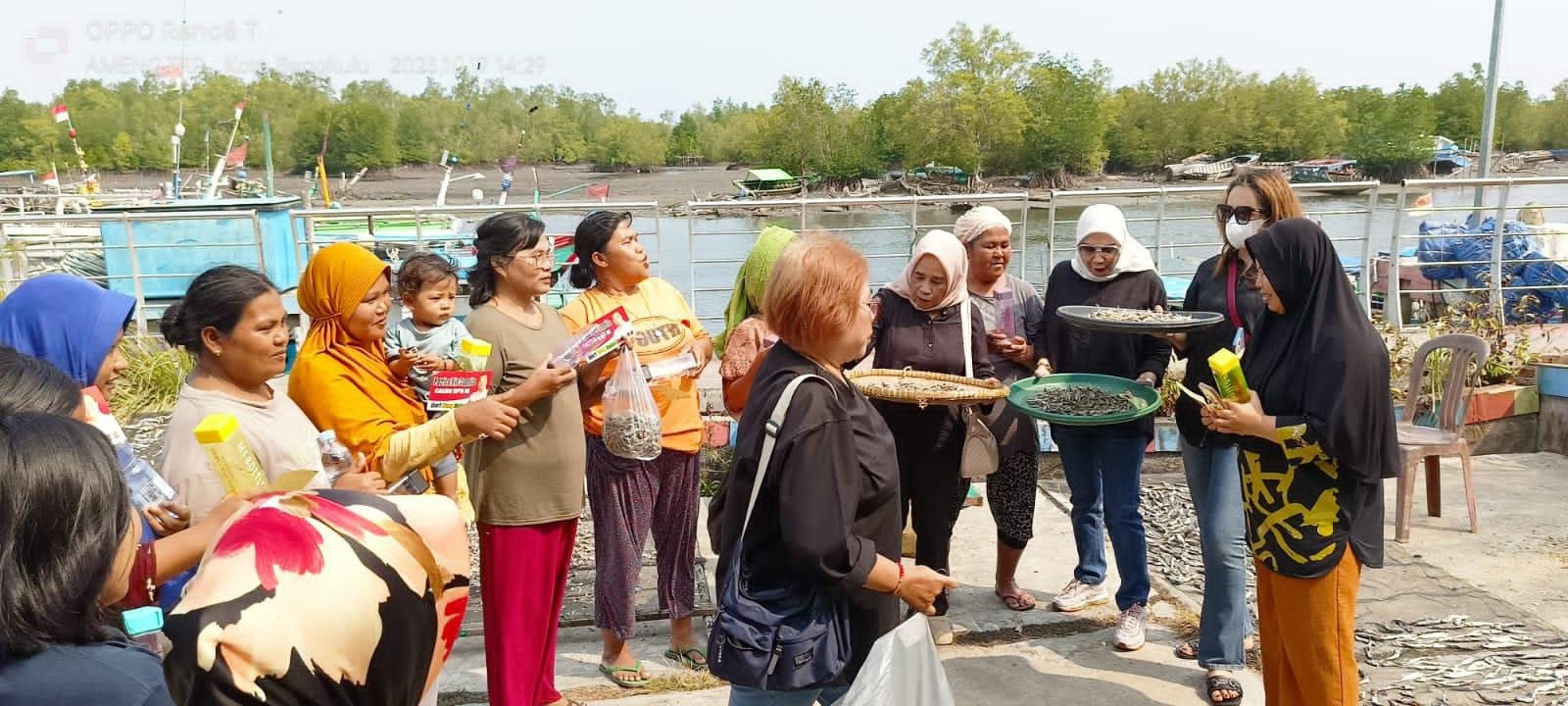 Tim emak-emak mensosialisasikan calon DPR-RI dapil Bengkulu, Rio Capella kepada para nelayan Kampung Bahari, Pulau Baai, Kota Bengkulu, Dalam kesempatan tersebut emak-emak selain bagikan nasik kotak juga bagikan botol air minum kepada nelayan setempat.(Foto/Ist)