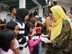 Santuni Derta Ketua TP PKK Provinsi Bengkulu, Derta Rohidin menyantuni anak korban kebakaran di Jalan Baru, Kecamatan Kota Curup, Kabupaten Rejang Lebong. Dalam kesempatan sama Derta juga memberikan bantuan sembako kepada para korban kebakaran.(Foto/Ist)