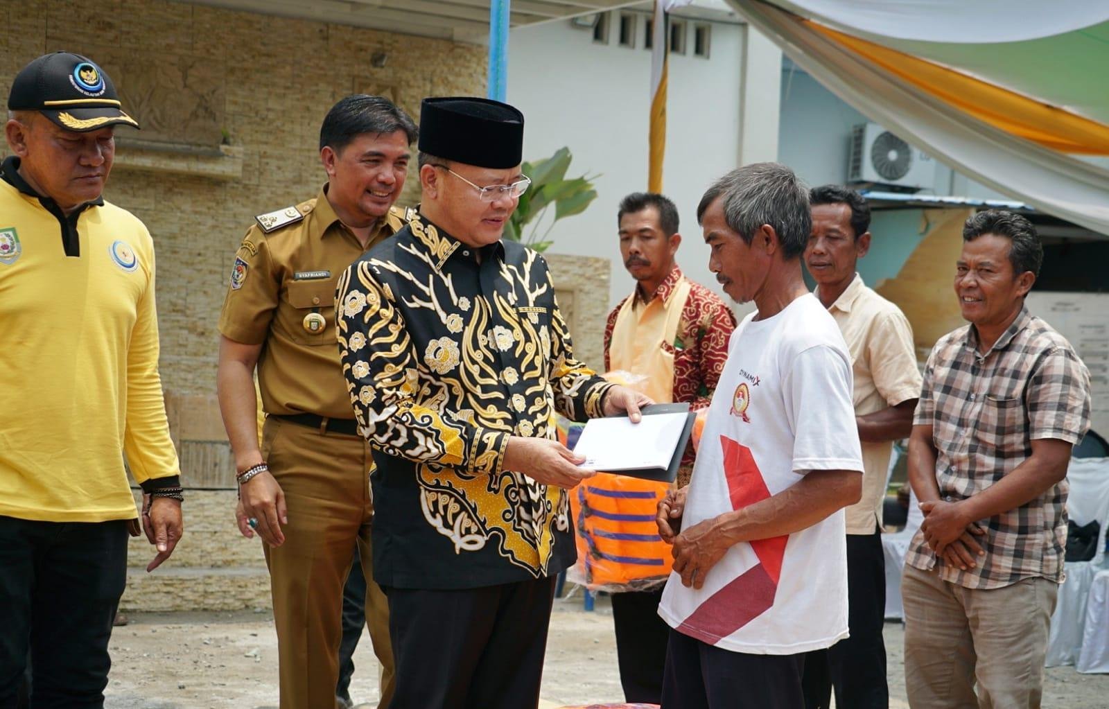 Serahkan Alat tangka ke KUB Gubernur Bengkulu, Rohidin Mersyah disaksikan Kepala DKP Bengkulu, Syafriandi menyerahkan surat keterangan bantuan alat tangkap kepada salah KUB Nelayan di Kota Bengkulu.(Foto/Ist)