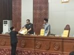 Gubernur Bengkulu, Rohidin Mersyah menyarahkan naskah Raperda tentang penanaman modal dan izin beruaha di Provinsi Bengkulu ke DPRD setempat melalui rapat paripurna DPRD.(Foto/Ist)