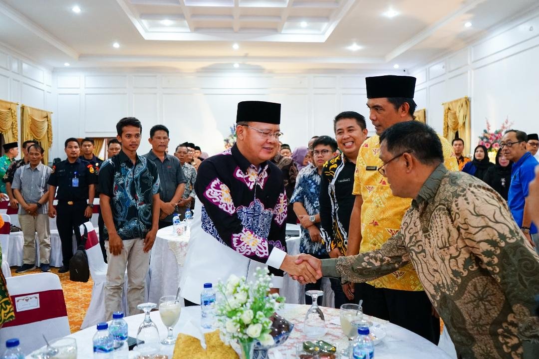 Gubernur Bengkulu, Rohidin Mersyah didampingi Kepala Dinas Kelautan dan Perikanan (DKP) Bengkulu, Syafriandi bersilaturahmi dengan para petambak di Bengkulu, di Balai Raya Semarak.(Foto/Ist)